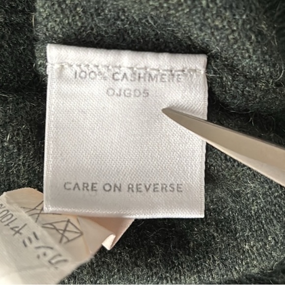 L. L. Bean 100% Cashmere V Neck Sweater, Men’s  Size Large - Picture 7 of 8